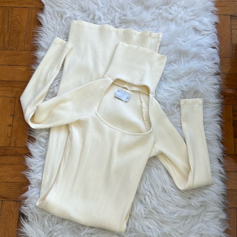 ASOS DESIGN- super soft ribbed long sleeve fitted midi dress with choker detail - Picture 5 of 5